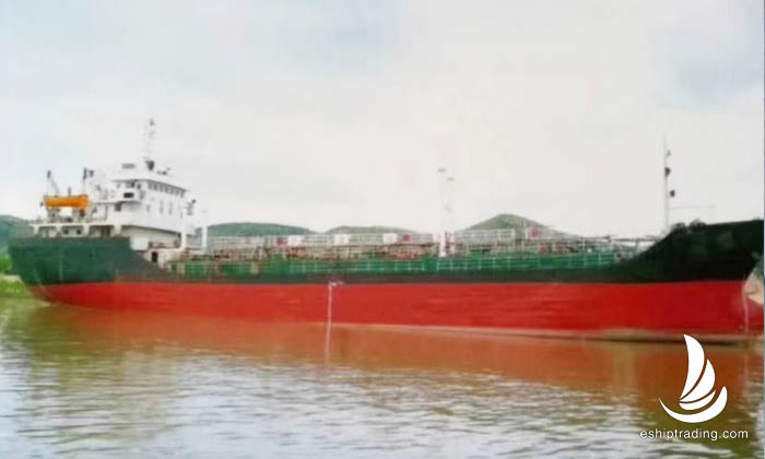 出售2218吨成品油船