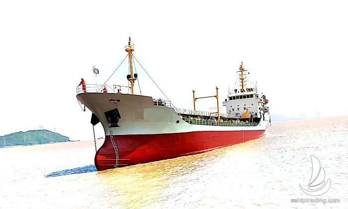 出售2160吨成品油船