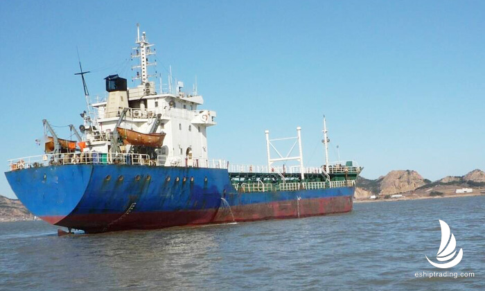 出售2342吨成品油船