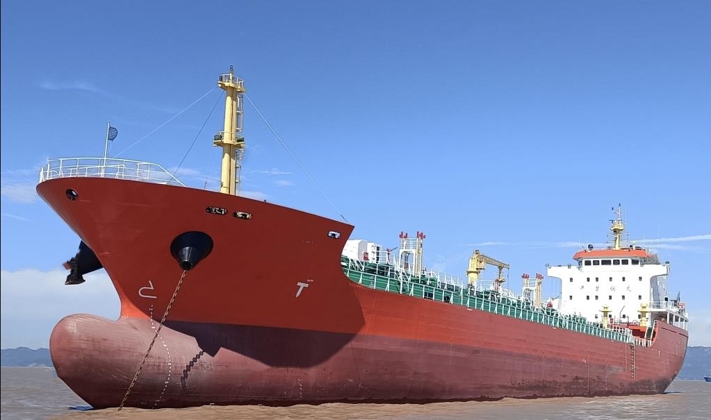 出售7100吨成品油船