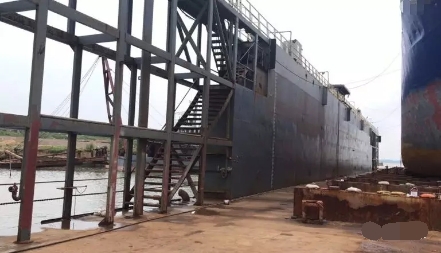 出售4500吨浮船坞