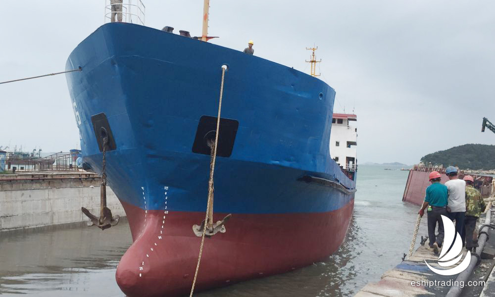 出售2100吨集装箱船