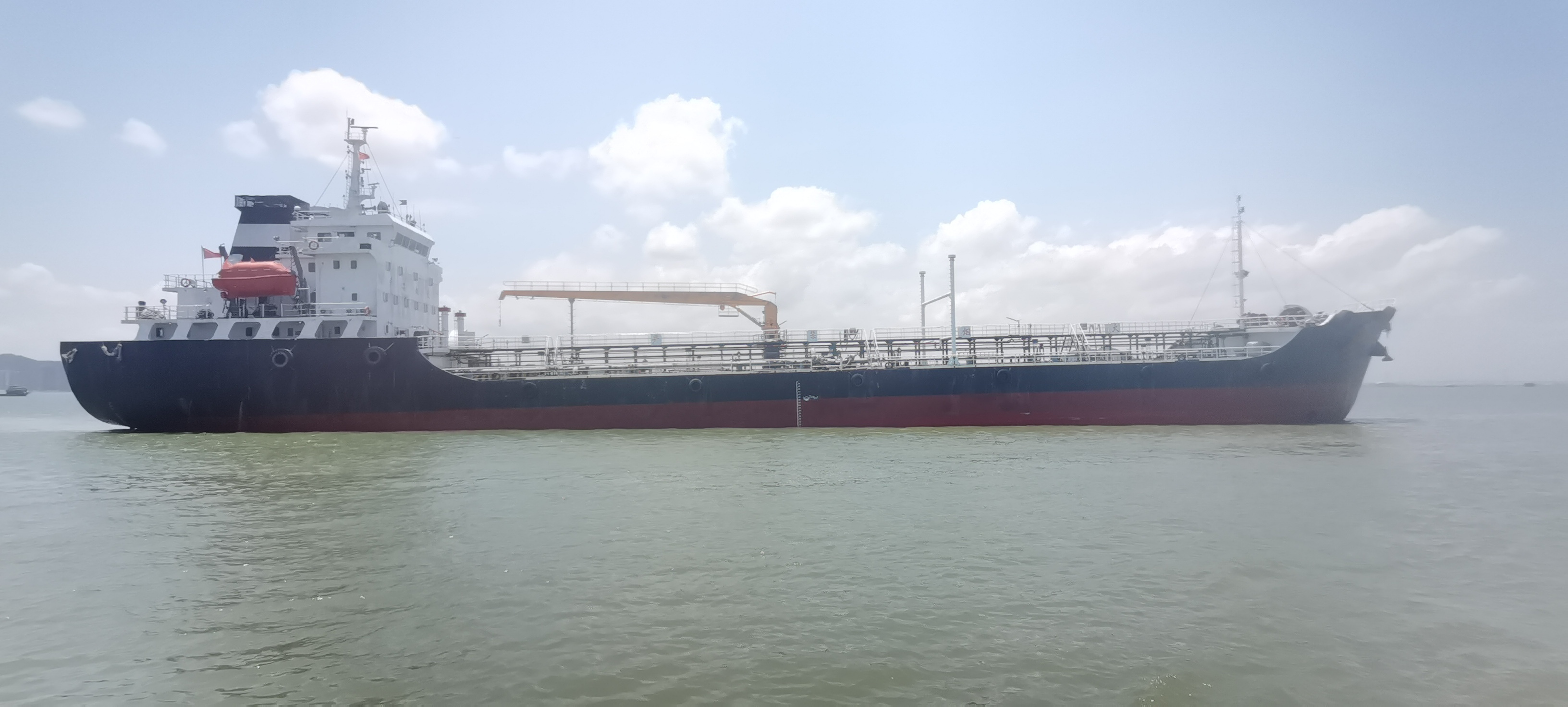 出售3800吨成品油船
