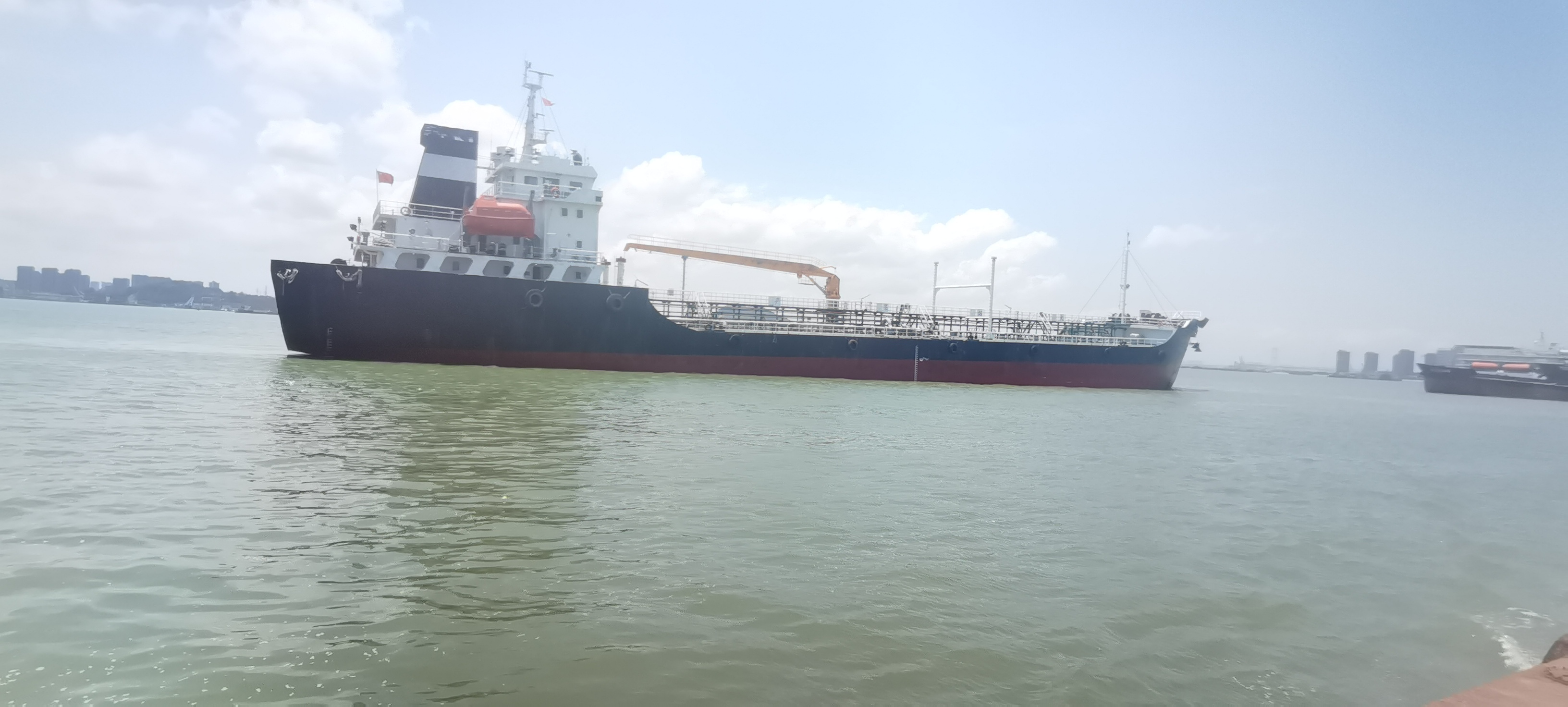 出售3800吨成品油船