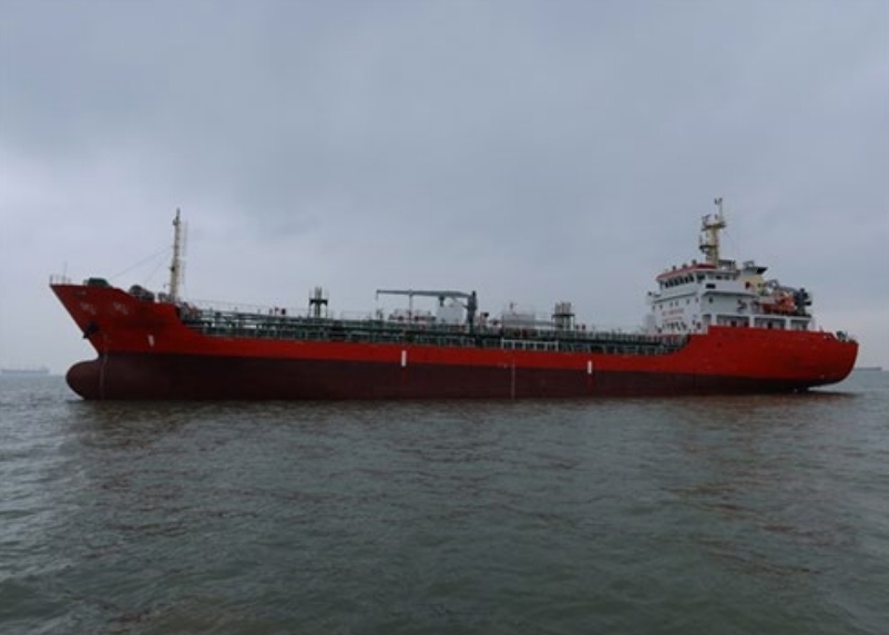 出售4380吨成品油船