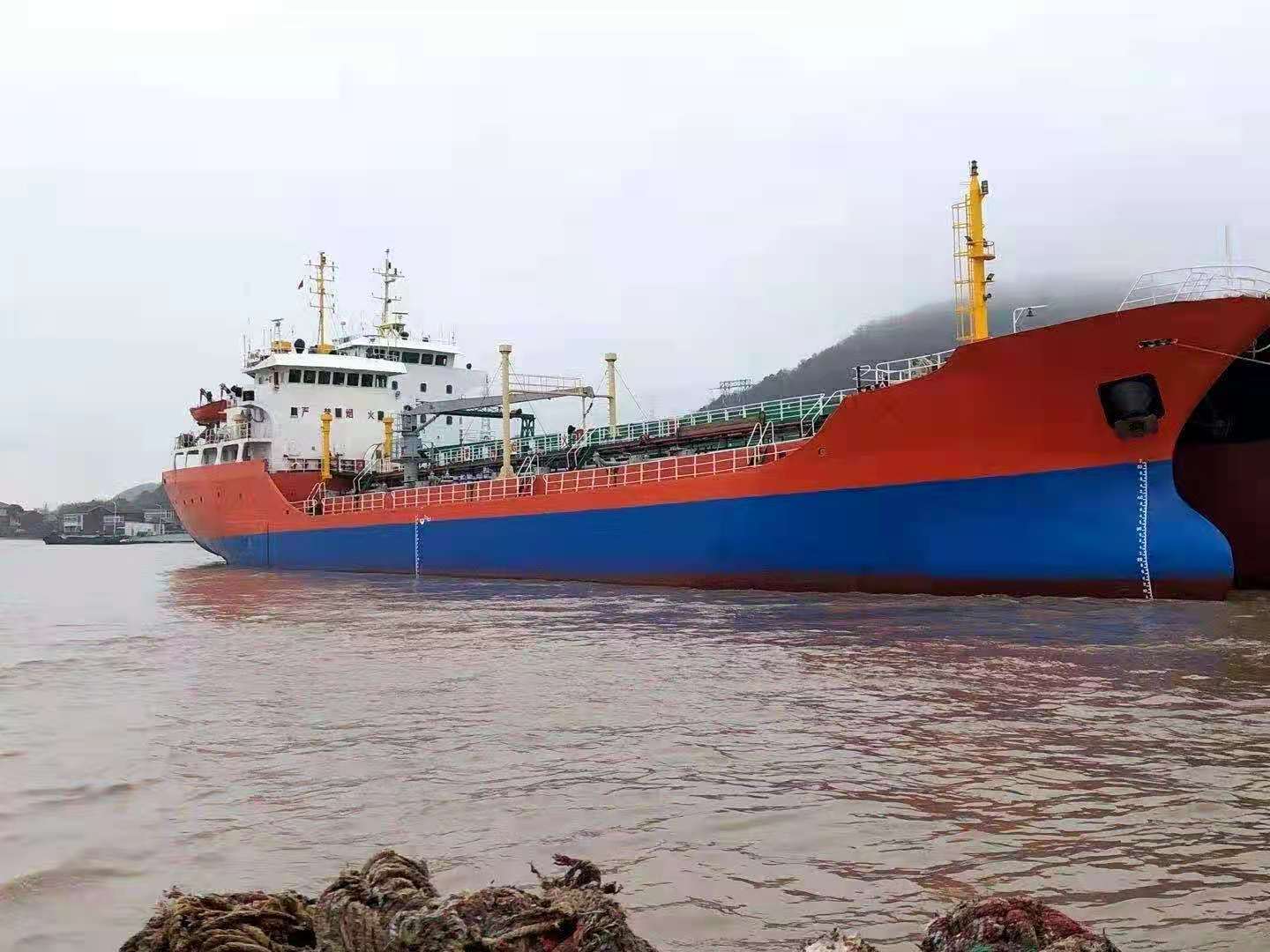出售2354吨成品油船