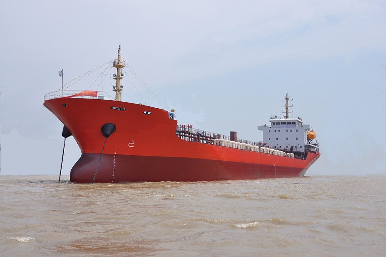 出售8800吨成品油船