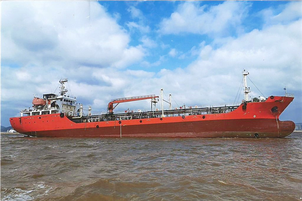 出售4388吨成品油船
