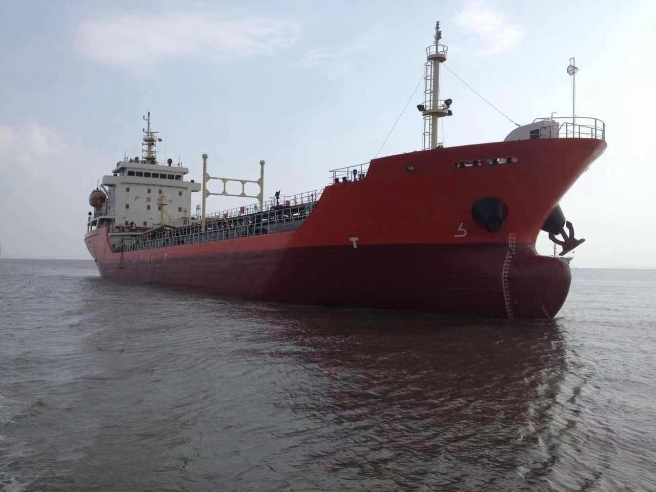 出售4200吨成品油船