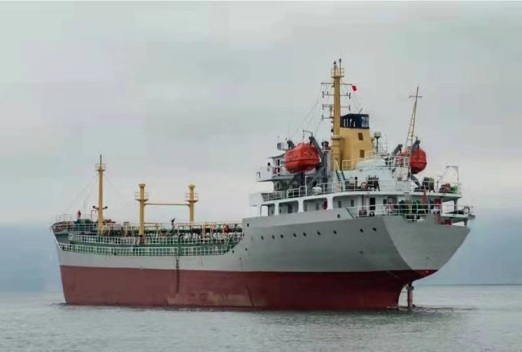 7030吨成品油船出售