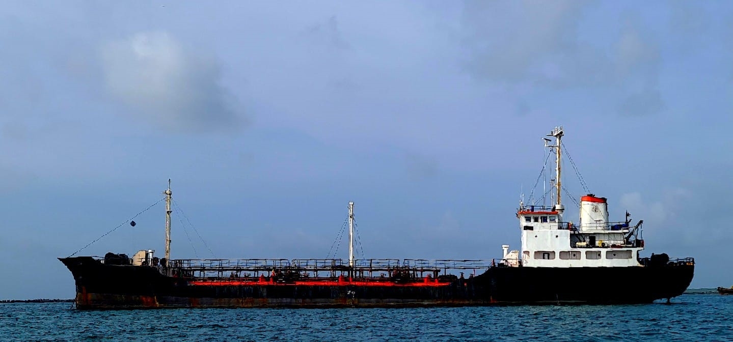 出售2313吨成品油船