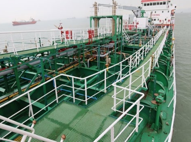 出售4380吨成品油船