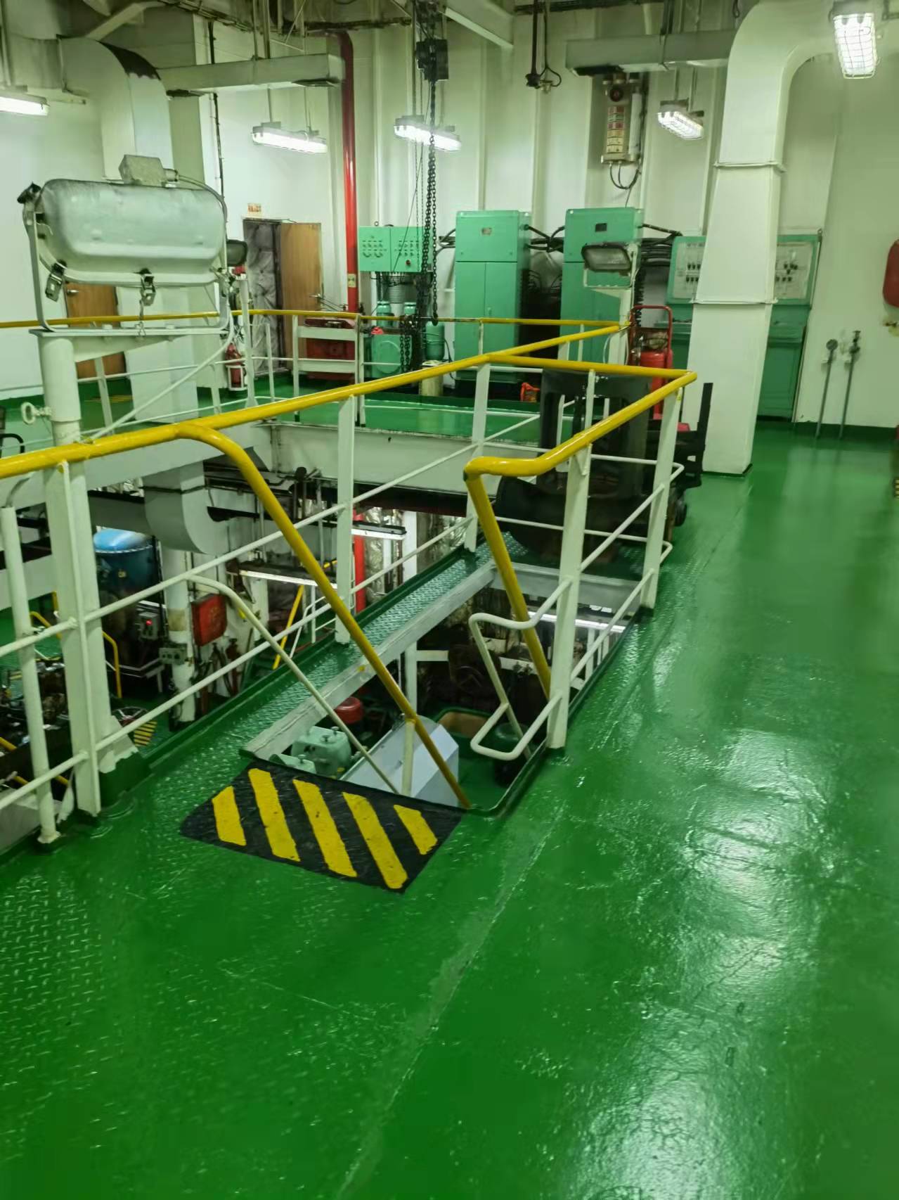 出售1113箱集装箱船