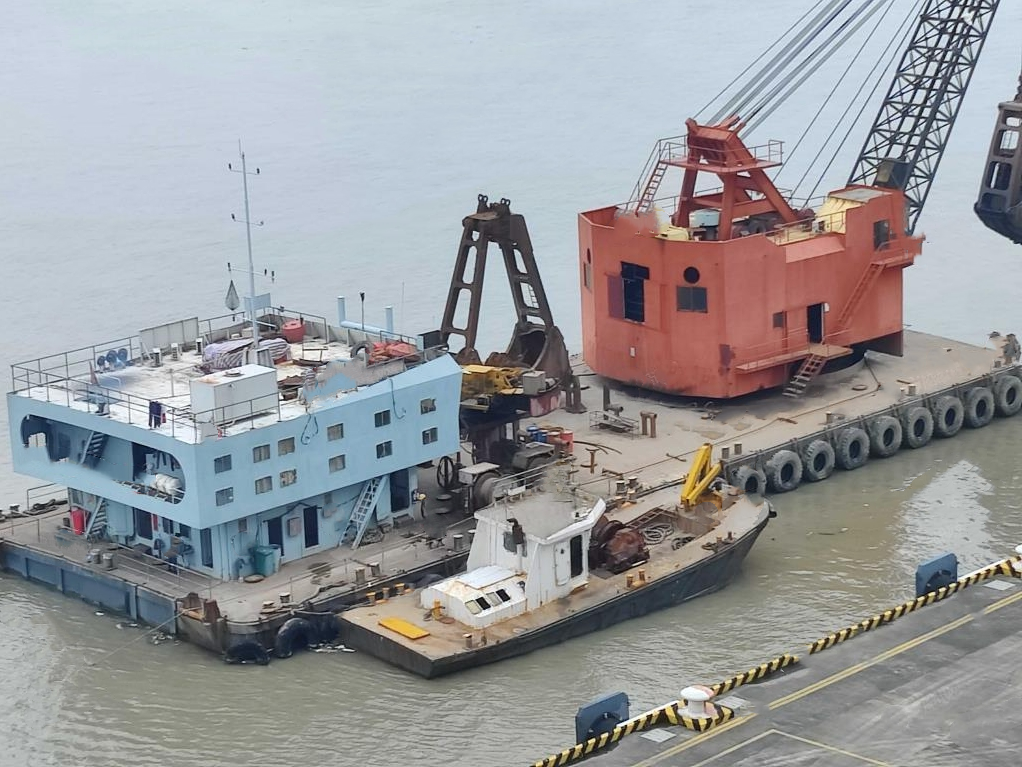 出售15m³抓斗挖泥船